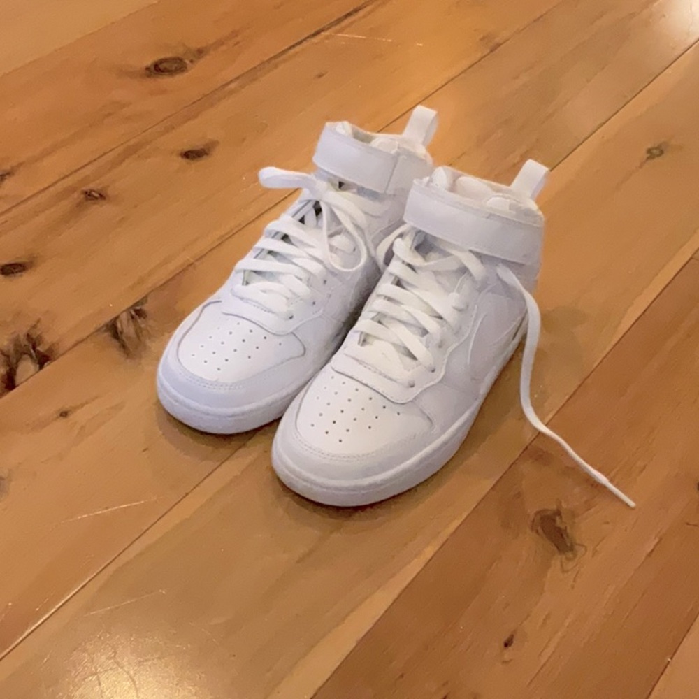 court borough mid Nike shoes